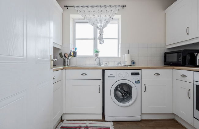 Captivating 3-bed Apartment in Grays - Photo 14