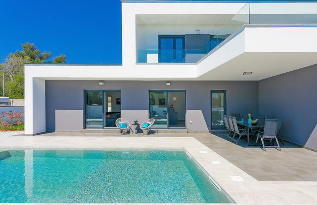 Ella Premantura - Foto 1