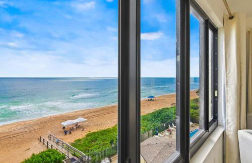 Luxury direct oceanfront corner with a large private balcony, heated pool and garage - Photo 30