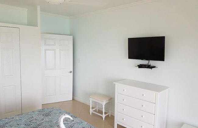 Je Suis Jamaica - 4 B R Beachfront Villa w Staff - Photo 21