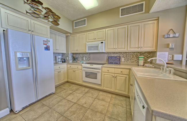 Relaxing Beachfront Condo with Beach Access - Unit 1603 by RedAwning - Foto 12