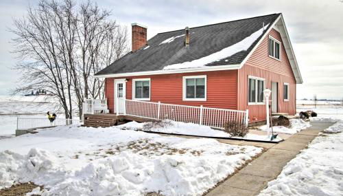 Cozy Postville Retreat with Fireplaces and Yard! - Foto 3