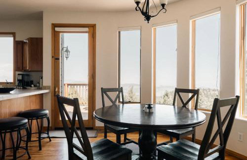 Peaceful Getaway with Hot Tub - Views - Evergreen - Foto 16