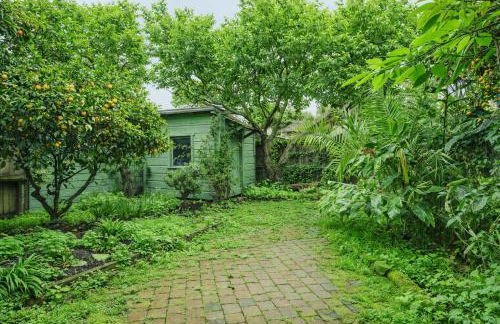 Quaint and Charming 2BR APT in Central Oakland - Photo 6