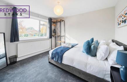 3-Bedroom Serviced House, Free Parking for 2 Cars, Free WiFi By Redwood Stays - Foto 12