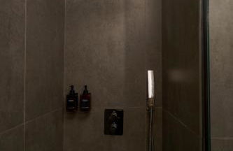 Stylish Apartment with Pool - Photo 14