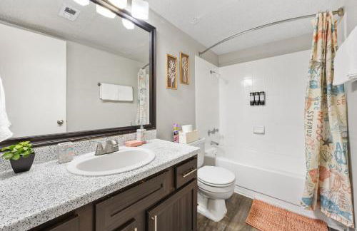 Emerald Loft - Pool, Gym & Free Parking! - Photo 9