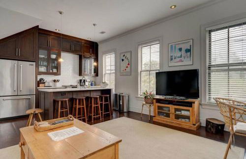 Elegant Sunlit Home with Private Rooftop Oasis - Foto 20