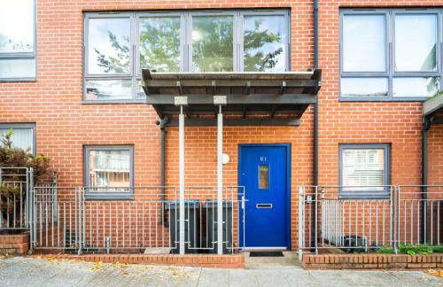 Three Bed House - Parking - Garden - Fast Wi-Fi 19LL - Foto 12