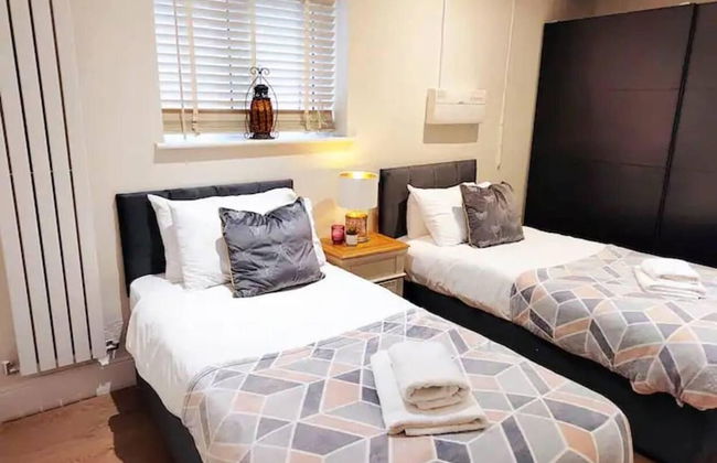 The Ayres House 2-bed Apartment in Cambridge - Photo 10