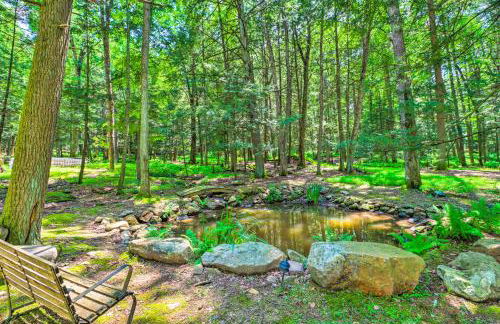 Secluded and Quiet Pocono Mountain Cabin with Hot Tub! - Foto 29