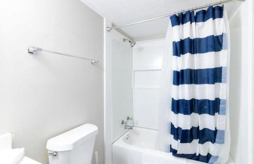 Wrap-Around Porch Uptown Stay-Pets Welcome! - Foto 35