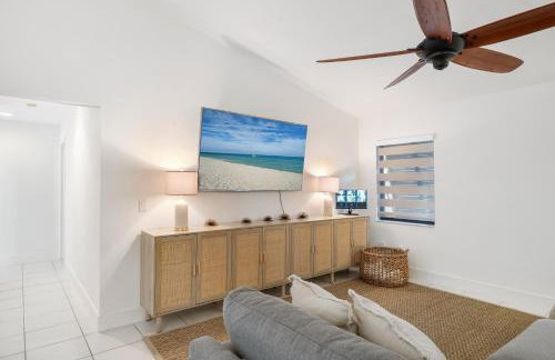 Three-Bedroom House - Best area-Heated Pool-Spa and Sauna Close to Beaches - Foto 12