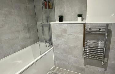 Stylish Haven with Ample Space - Foto 7