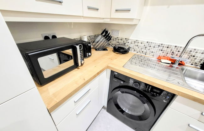 Large Modern House with Parking - Photo 29