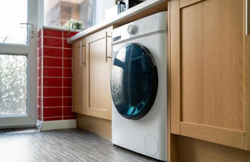 Cosy 3-Bed House With Parking, 5 Mins to QE & Uni - Photo 54