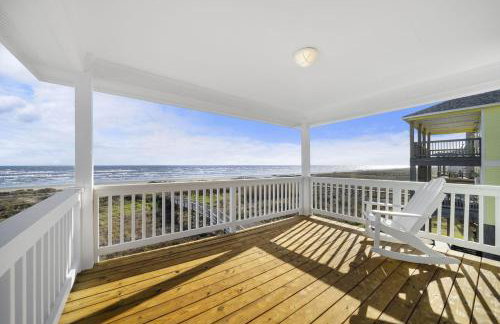 Oceanfront home with pool, large decks, fire pit and private walkover to the beach - Foto 32