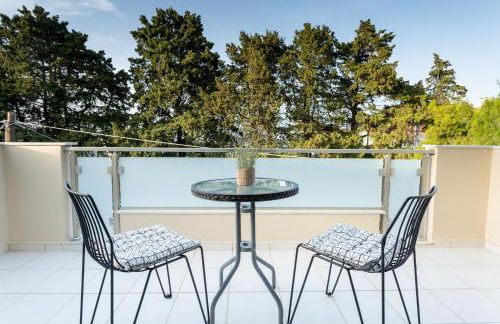 Comfortable 3-Bedroom Seaside Maisonette - Photo 8