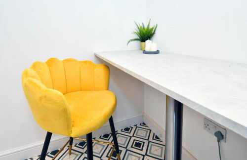 Elm House by YourStays - Lovely home in Cheshire, quiet residential street - Photo 25