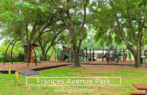 Walk to Downtown - 7min to beach - King bed & Free parking - Foto 69