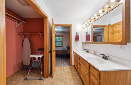 Dog-friendly 6-acre 5BR 3BA home, game room, deck, Wisconsin Dells 10min - Foto 35