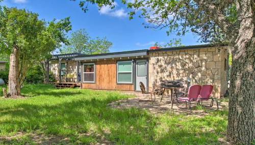 Remodeled Retro Home with Deck, Walk to Main Street! - Foto 2