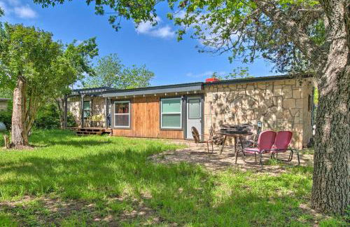 Remodeled Retro Home with Deck, Walk to Main Street! - Foto 2