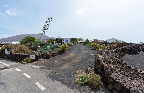 Bohemian Art House - 2BR in Yaiza & Garden - Photo 25