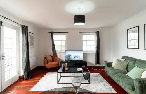 Bright 1 Bed Harbour-side Apartment with Balcony - Photo 4