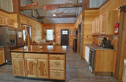 2BR Fishing Cabin w Fire Pit, Hot Tub, EV Charger - Foto 4