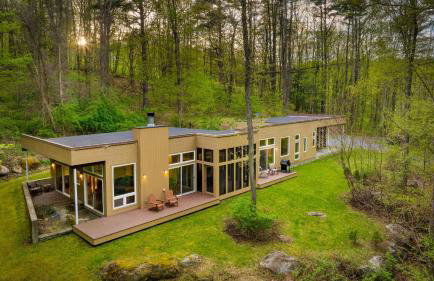 Secluded Modern Enclosed Patio Forest Views Woodland Zen by AvantStay - Foto 1