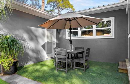 The Surf House: Stylish 2BR Haven - Foto 29
