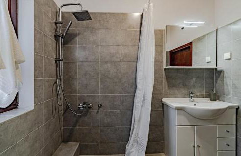 2 Bedroom Nice Apartment In Prigradica - Foto 15