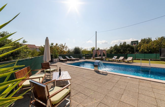 Spacious Holiday Home With Pool and Hot Tub in Kastel Stari - Foto 20