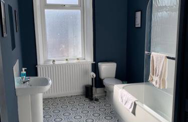 Windsor 4 - Spacious beautiful 4 bdrm maisonette nr Ncle free wifi free parking - Foto 24