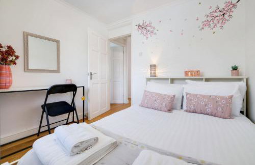 Luxury 5 BDR 2 BA House with Parking in Sandhurst By 360Stays - Photo 64