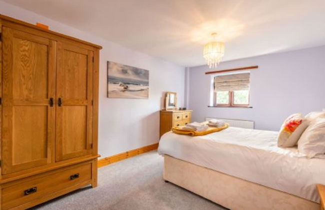 Host Stay Honeysuckle Cottage - Photo 4