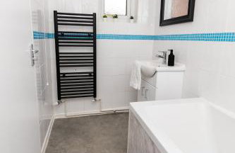 Greenbourne - 4 bedrooms Sleeps 8 free parking - Foto 8