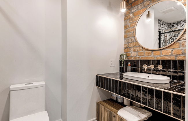 Historic Two Bedroom Facing Parliament - Photo 15