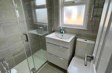 141 -Two bed Chalet on Sunbeach Holiday Park - Sleeps 6, pet friendly, FREE pool and entertainment passes included - plus WiFi with bedding and towels included - only 300m from the beach! - Foto 5