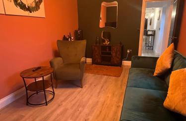 Stylish 2Bed Ground Floor Flat with Private Garden - Photo 3