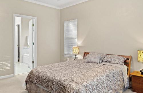 Private Fenced Yard • Sleeps 10 • Mins to Malls - Foto 15