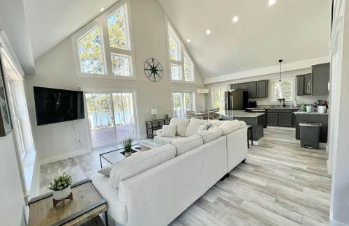 Luxury Waterfront Retreat with Hot Tub Near Acadia - Foto 17