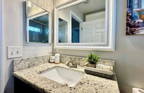 Modern 4BR 2BA with pool in gated community - Foto 34