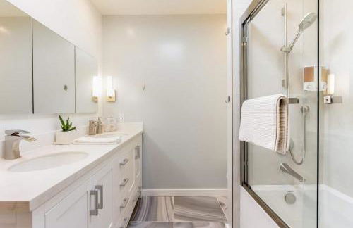 Two Bedroom, Two Newly Renovated Bathrooms, Deck - Foto 24