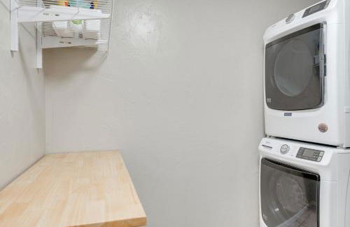 1 Mi to Beach Dog-Friendly Condo in Lake Mills! - Foto 18