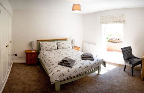 Country Crabtree Bungalow with large wild garden - Photo 66