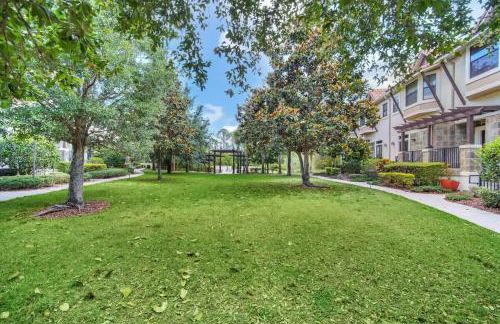 Cozy & Elegant 4BR Enchanted Townhouse - 1 Mile to Disney with Resort Pool, Gym, & Jacuzzi - Photo 9