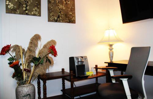 Roomy 2 bedroom 1 bath with private entrance, with fenced yard, and sports court - Foto 3