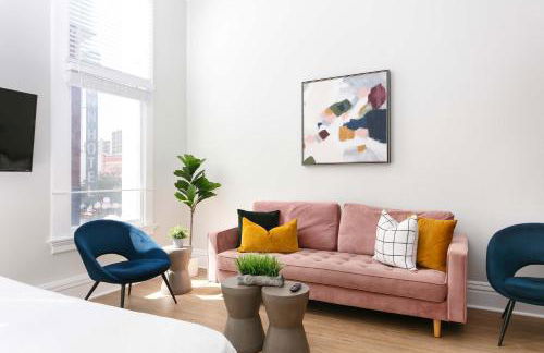 Bright 2BR Loft Sleeps 7 with Full Kitchen and Fast WiFi - Foto 12